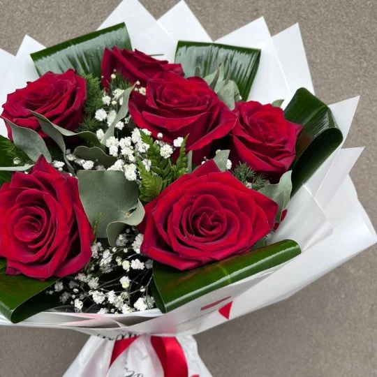 Ramo de 6 rosas rojas importadas